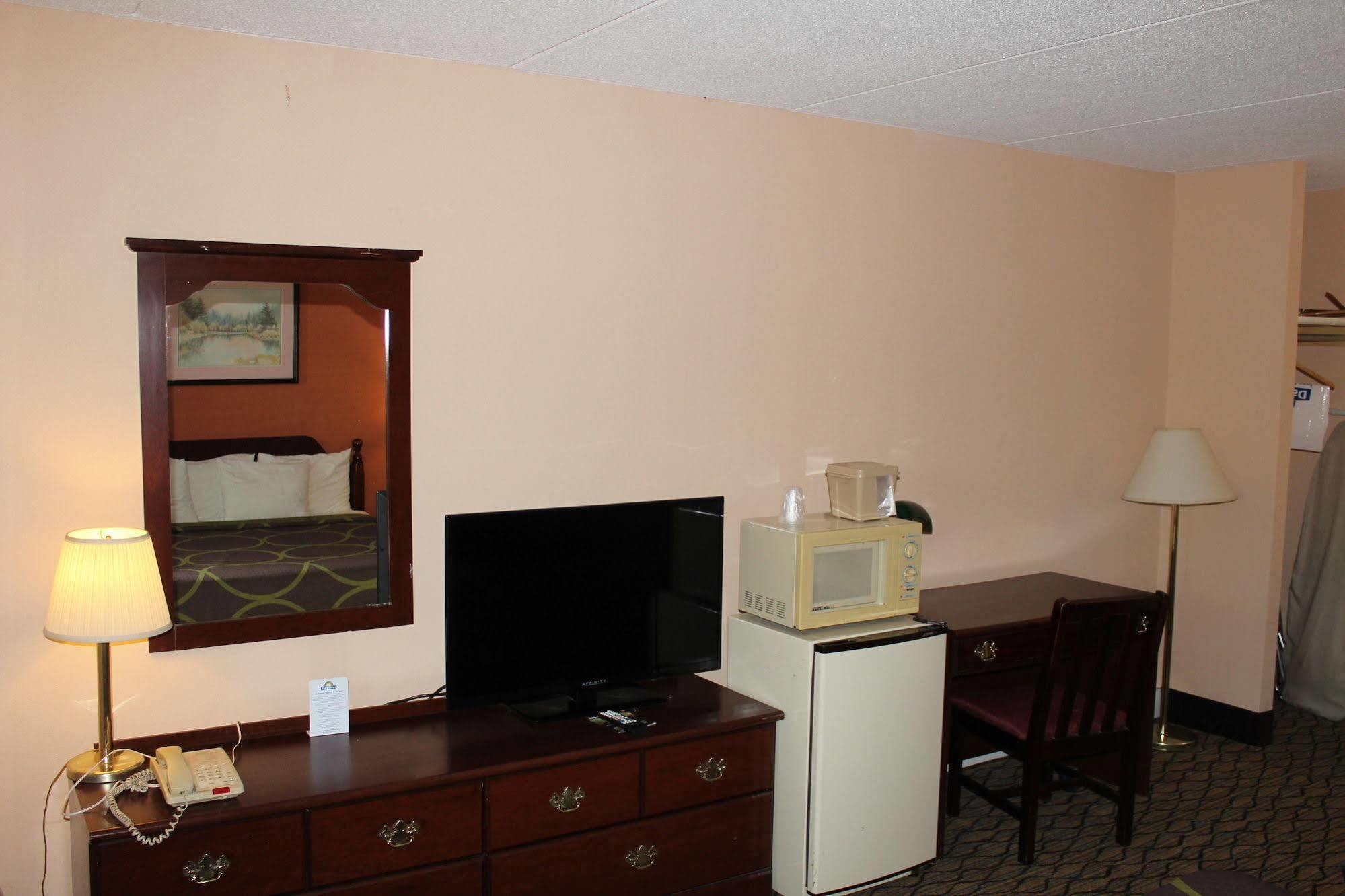 Days Inn By Wyndham Lenox Ma Экстерьер фото