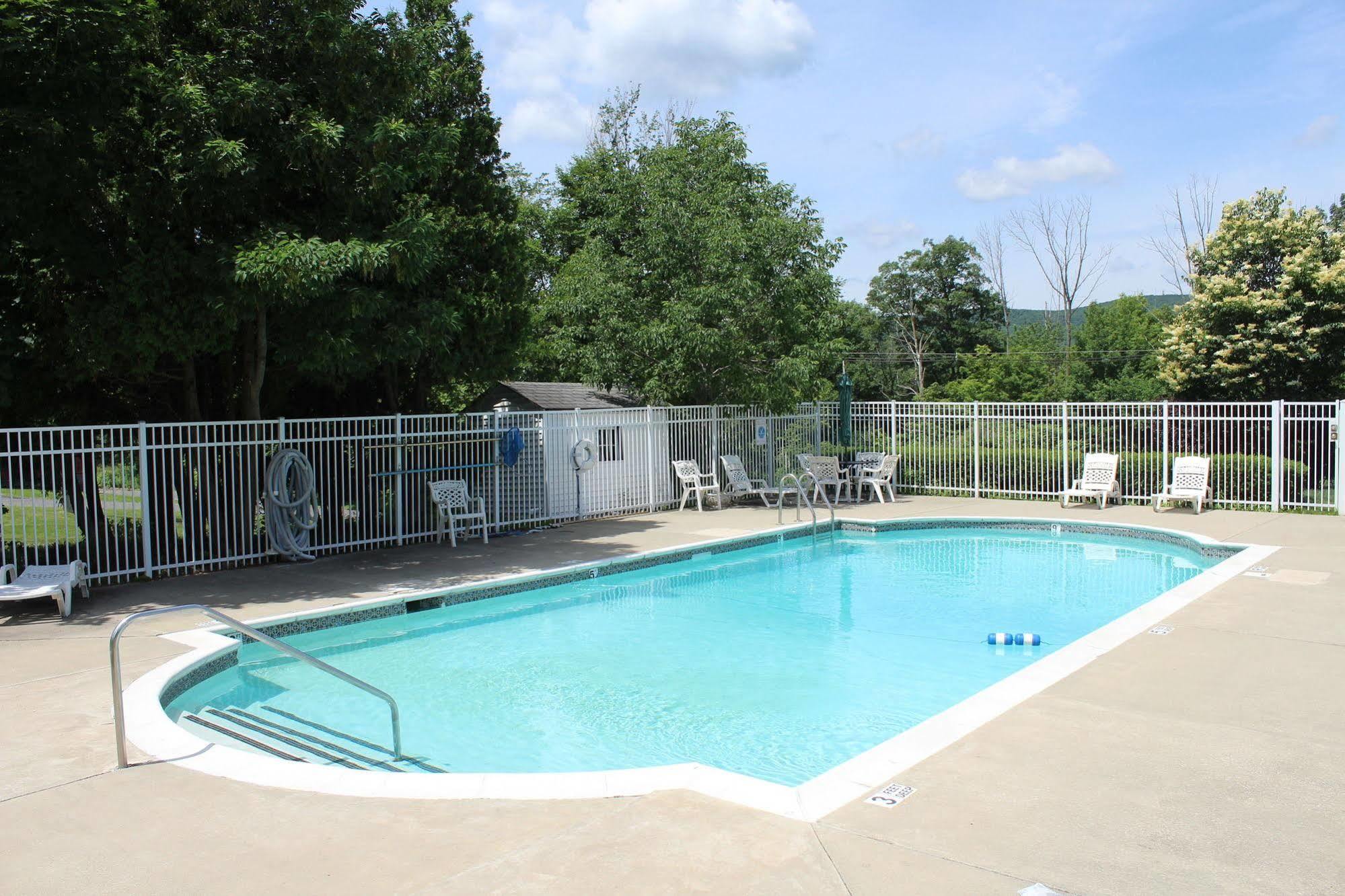 Days Inn By Wyndham Lenox Ma Экстерьер фото
