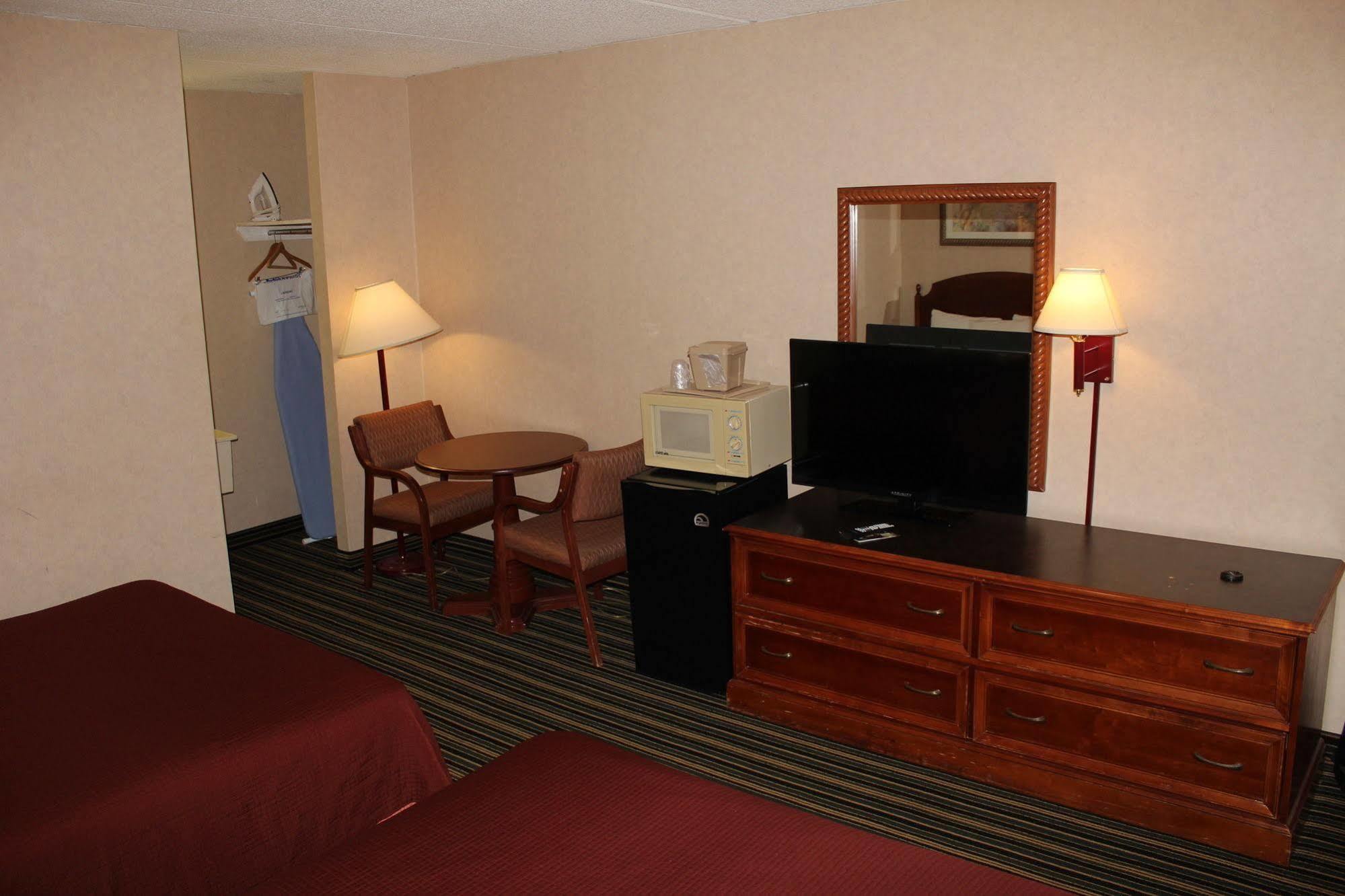 Days Inn By Wyndham Lenox Ma Экстерьер фото